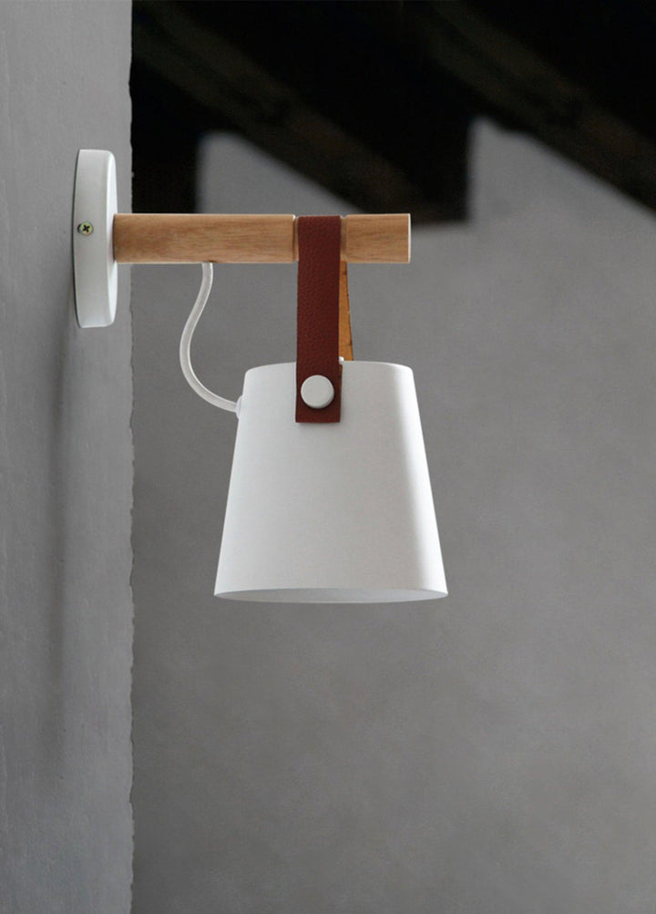 Drewniana stożkowa lampa ścienna