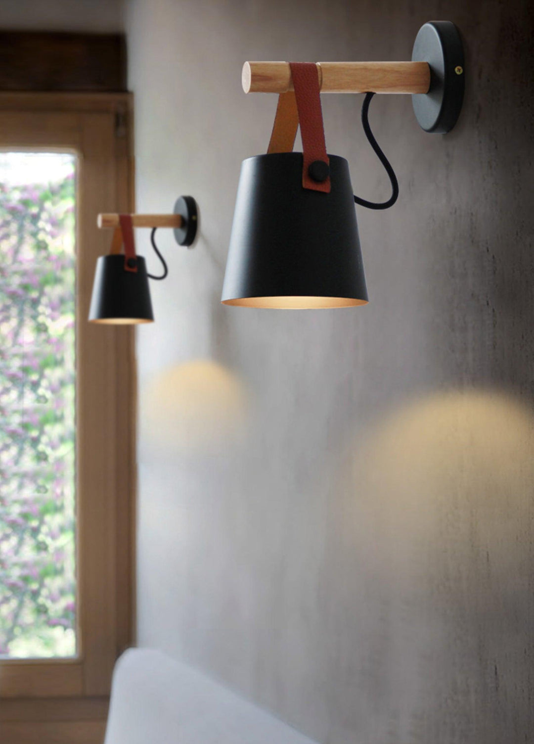 Drewniana stożkowa lampa ścienna