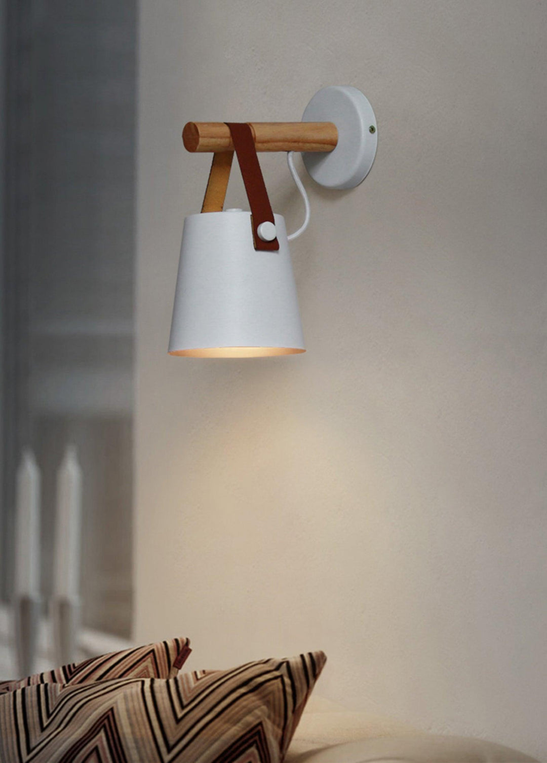 Drewniana stożkowa lampa ścienna