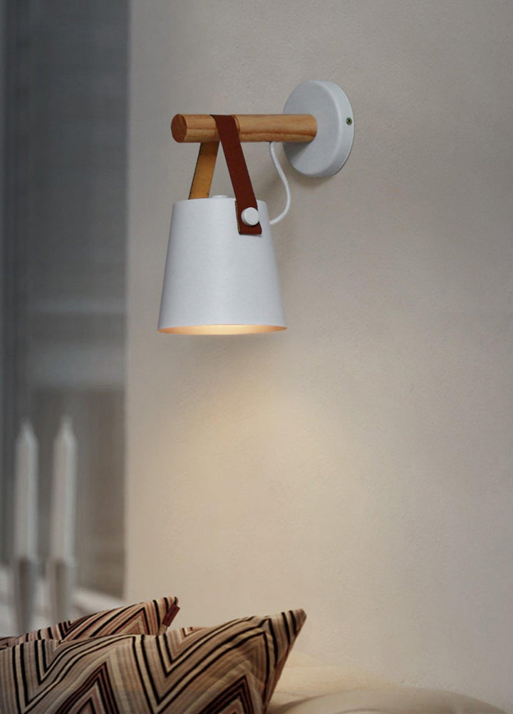 Drewniana stożkowa lampa ścienna