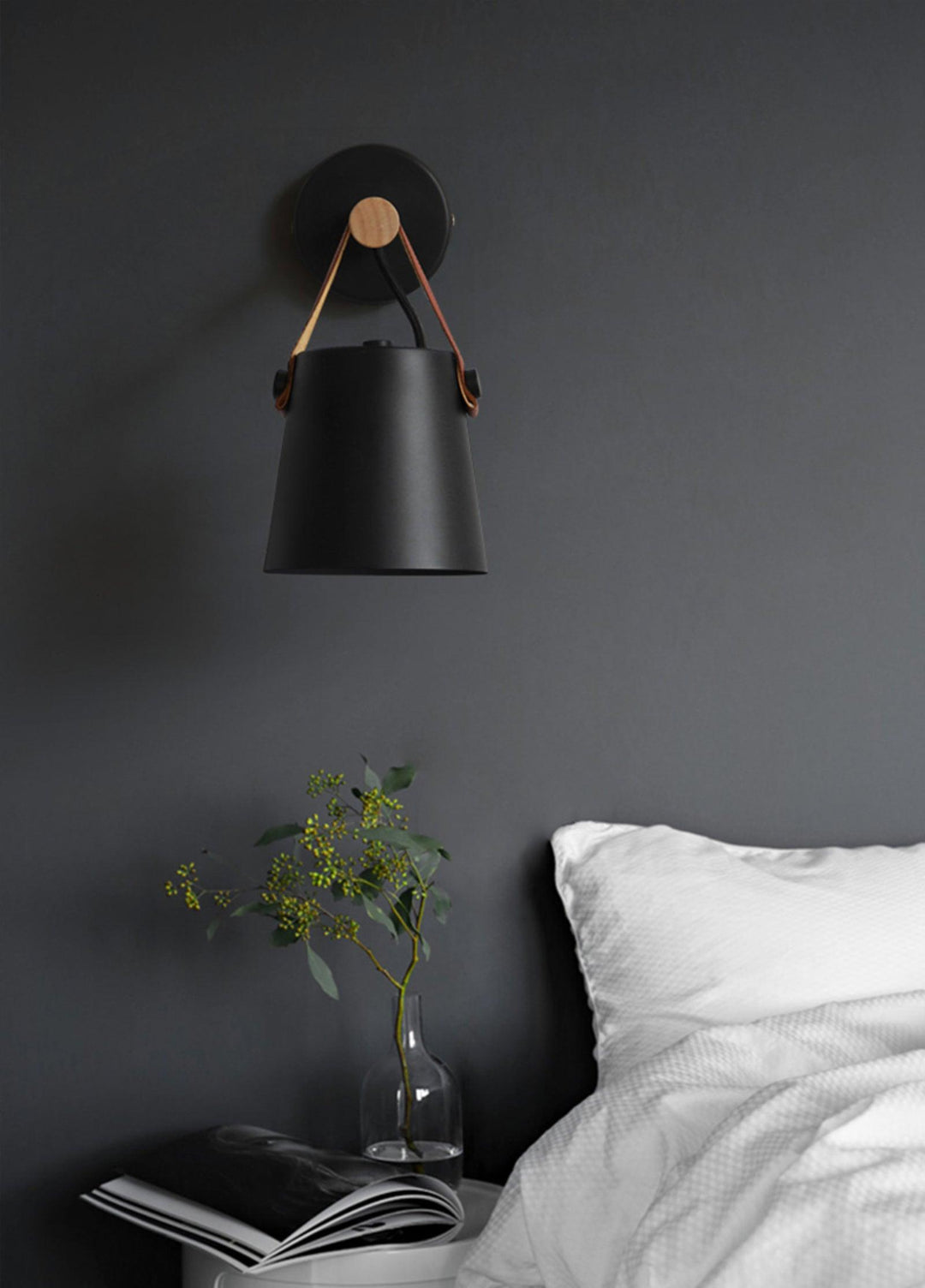 Drewniana stożkowa lampa ścienna