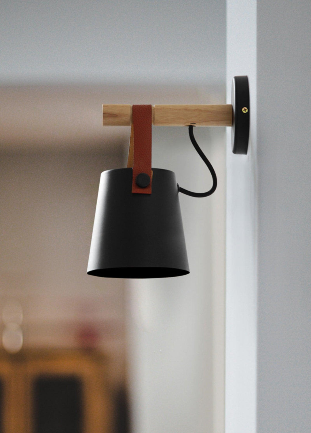 Drewniana stożkowa lampa ścienna