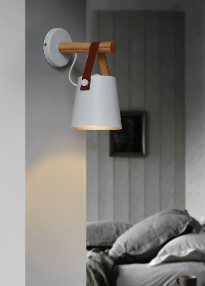 Drewniana stożkowa lampa ścienna
