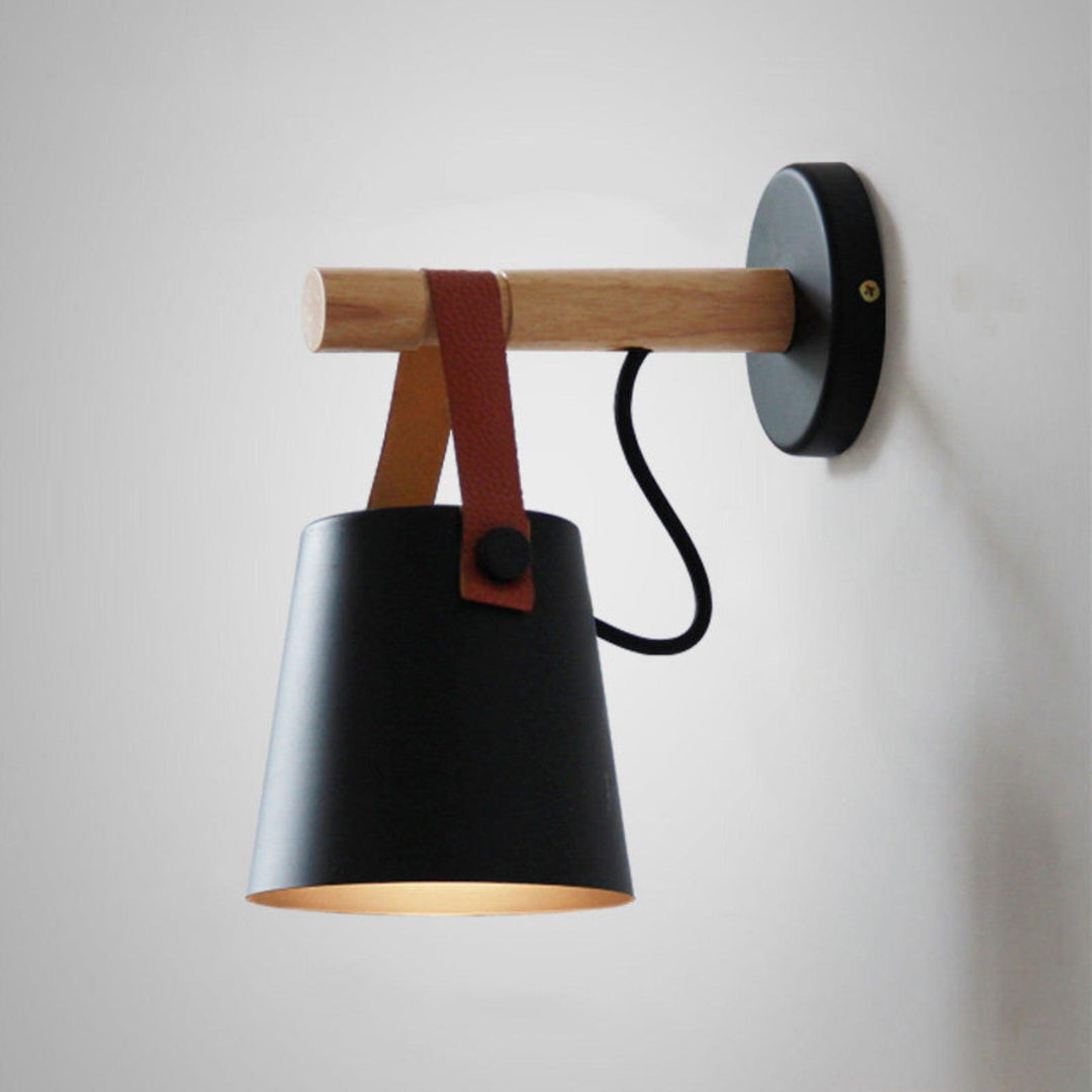Drewniana stożkowa lampa ścienna