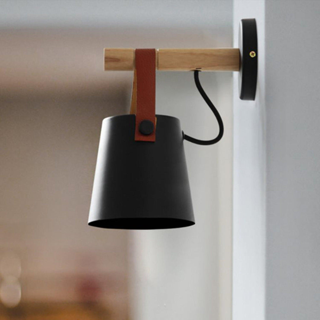 Drewniana stożkowa lampa ścienna