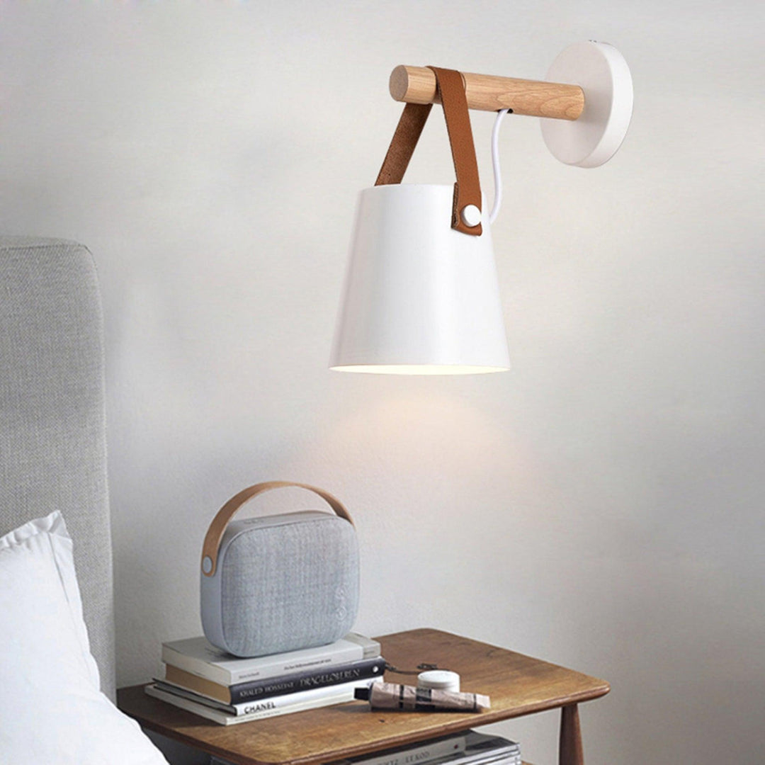 Drewniana stożkowa lampa ścienna