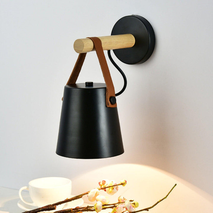 Drewniana stożkowa lampa ścienna