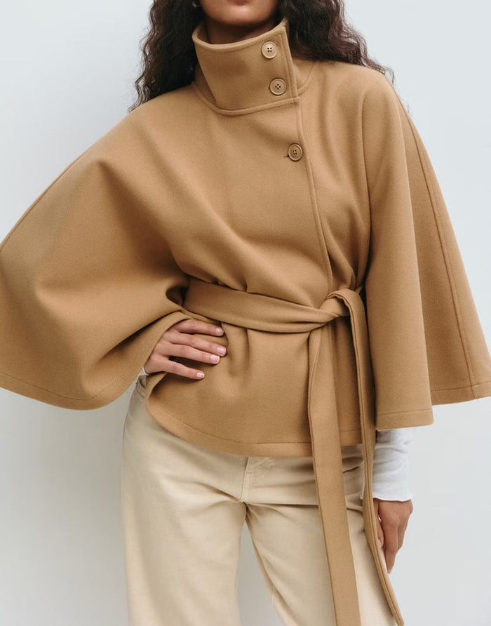 Krótka peleryna damska z paskiem – stójka i rękawy nietoperz