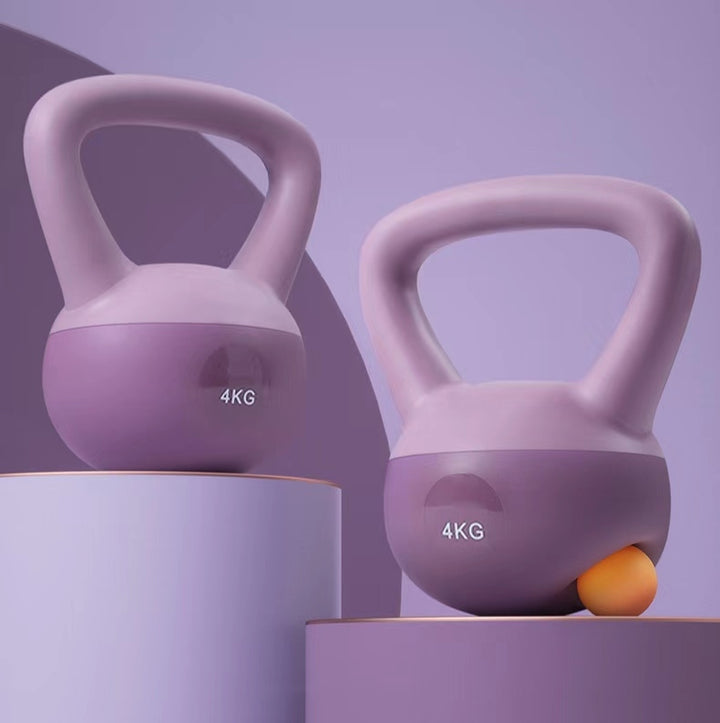 Różowy miękki kettlebell na podłodze