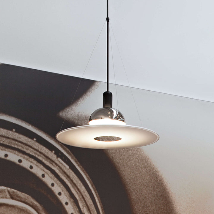 Lampa wisząca w kształcie latającego talerza