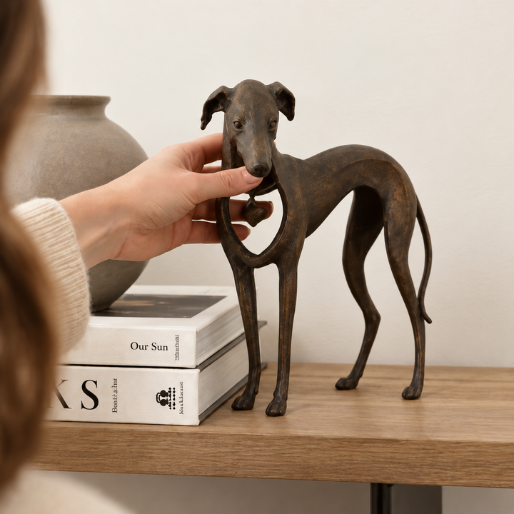 Hound &amp; Heart – Rzeźba Sighthound w Starym Brązie z Wiszącym Sercem