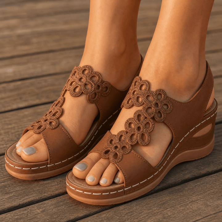 BreezeWalk – Wygodne sandały na koturnie z kwiatowym wzorem