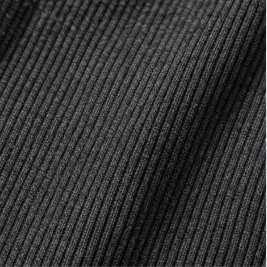 Pinstripe Poise – Zestaw z Drapowanym Topem z Wysokim Dekoltem i Spodniami w Kształcie Latarni