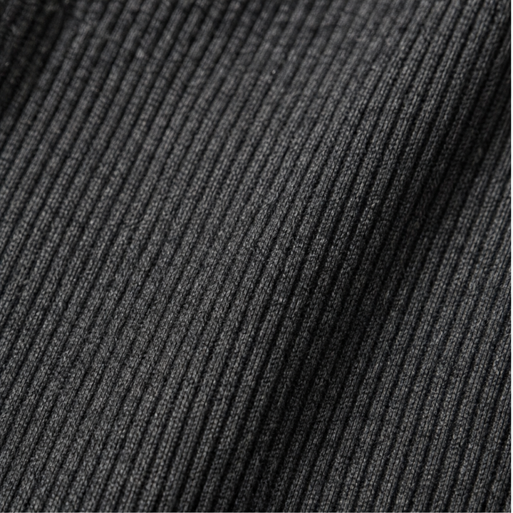 Pinstripe Poise – Zestaw z Drapowanym Topem z Wysokim Dekoltem i Spodniami w Kształcie Latarni
