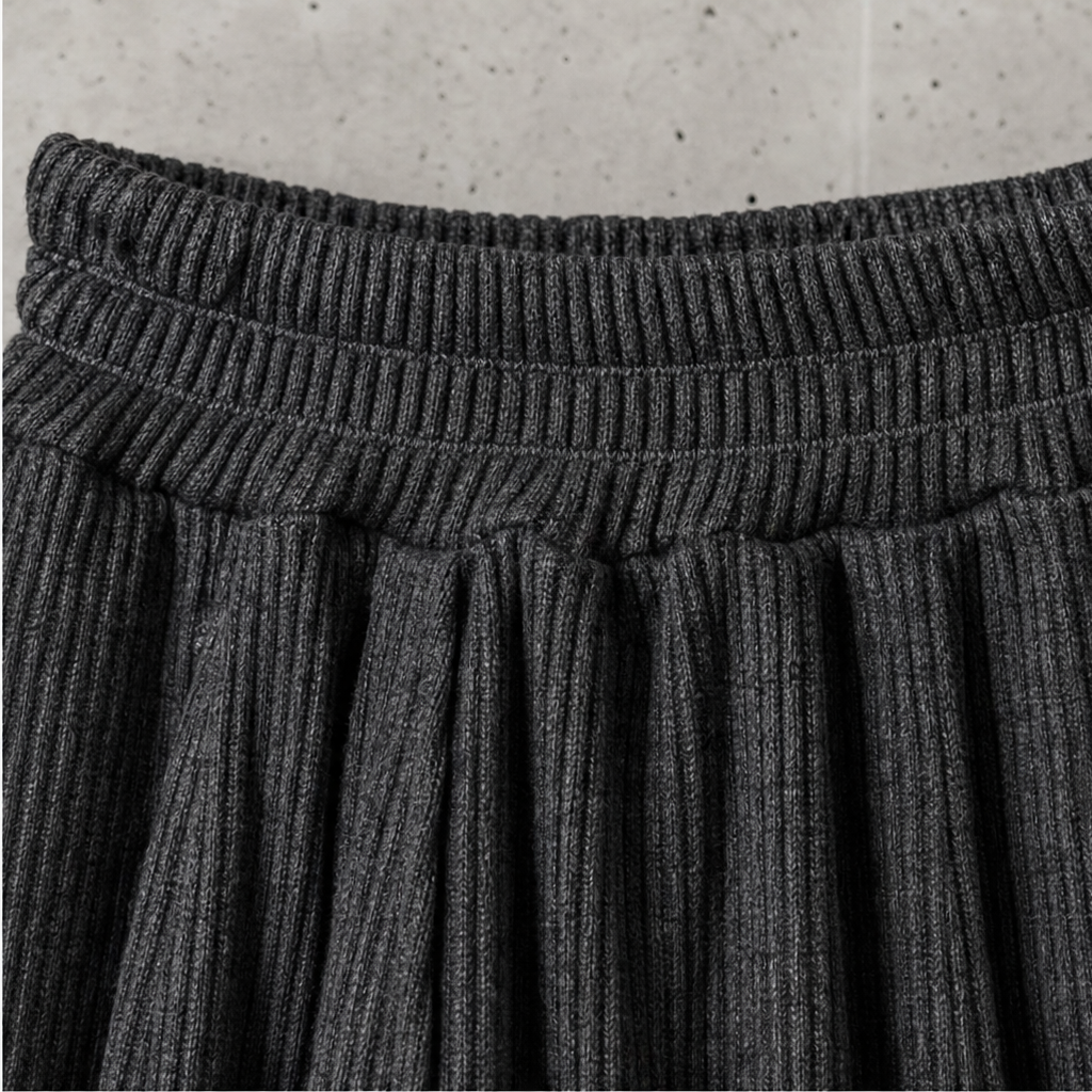Pinstripe Poise – Zestaw z Drapowanym Topem z Wysokim Dekoltem i Spodniami w Kształcie Latarni