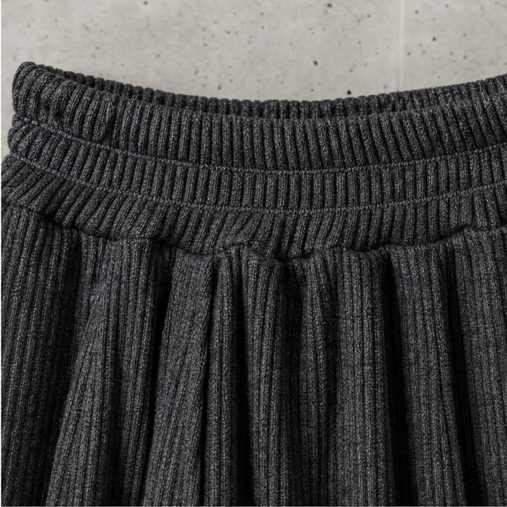 Pinstripe Poise – Zestaw z Drapowanym Topem z Wysokim Dekoltem i Spodniami w Kształcie Latarni