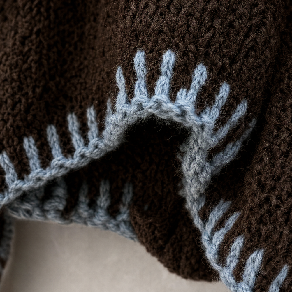 Cozyline – Sukienka swetrowa z kapturem i kontrastowym wykończeniem