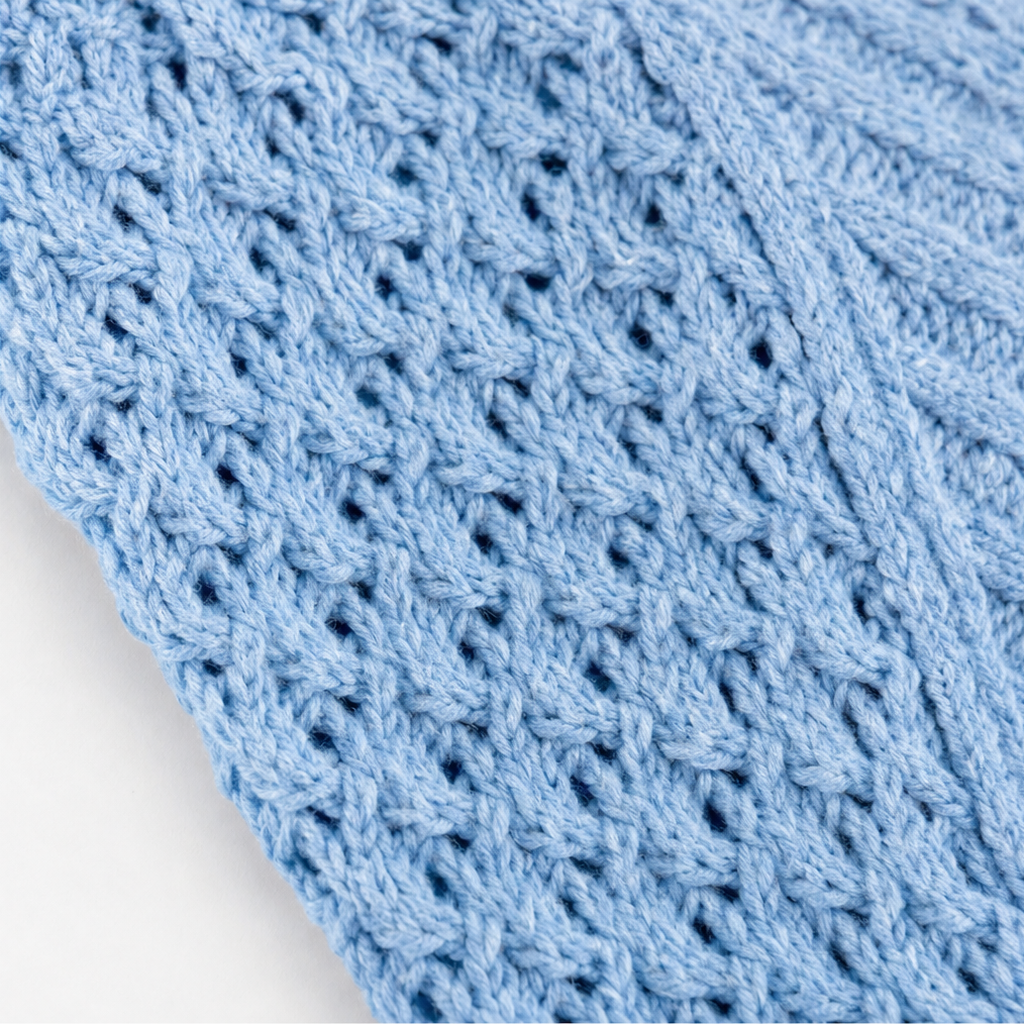 Cozyelle – Sweter z wycięciami i splotem warkoczowym