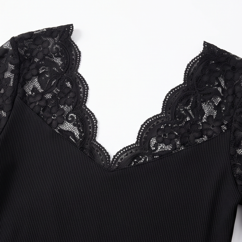 Curvella – Dopasowany top z falbaniastym wykończeniem w stylu koronkowym
