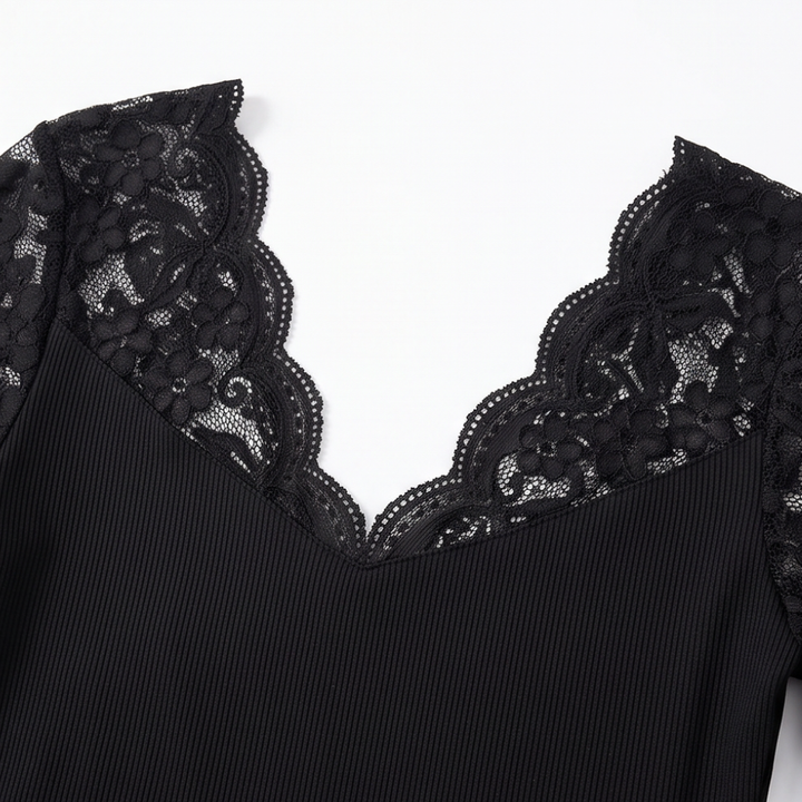Curvella – Dopasowany top z falbaniastym wykończeniem w stylu koronkowym