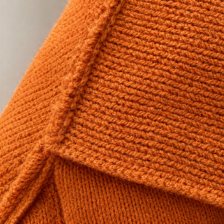 Lunarknit – Sweter z kapturem i wiązaniem w kształcie litery V