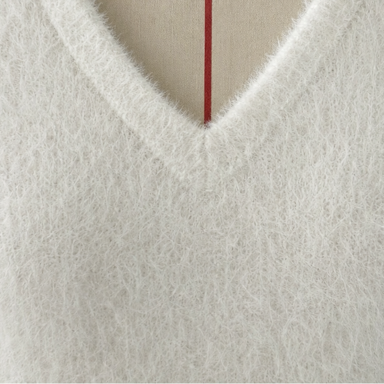 Veloura – Mini Sukienka z Fuzzy-Knit i Dekoltem w Serek