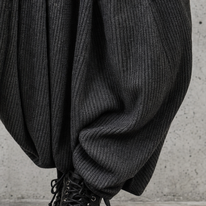 Pinstripe Poise – Zestaw z Drapowanym Topem z Wysokim Dekoltem i Spodniami w Kształcie Latarni