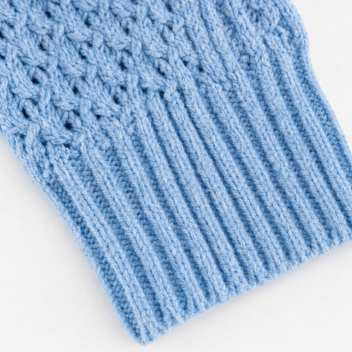 Cozyelle – Sweter z wycięciami i splotem warkoczowym