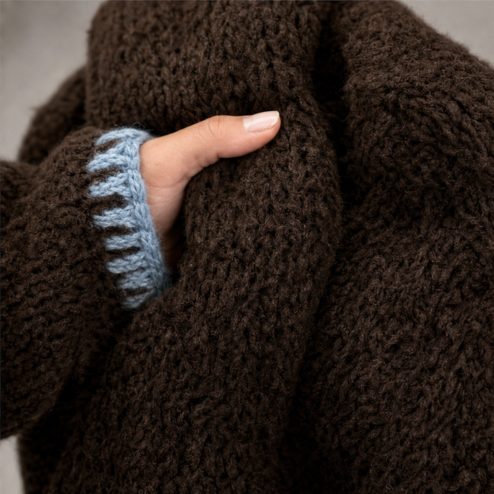 Cozyline – Sukienka swetrowa z kapturem i kontrastowym wykończeniem