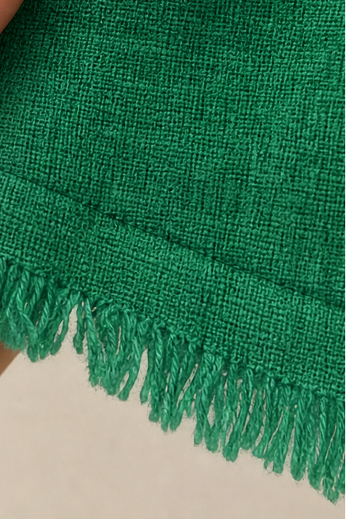 Fringewalk – Sweter z frędzlami z konopi slubowych z ukośnym dekoltem