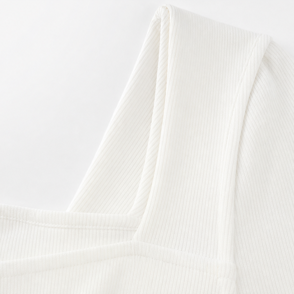Curvella – Top z kwiatowym aplikacją i peplum w dekolcie V