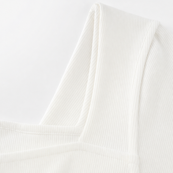 Curvella – Top z kwiatowym aplikacją i peplum w dekolcie V