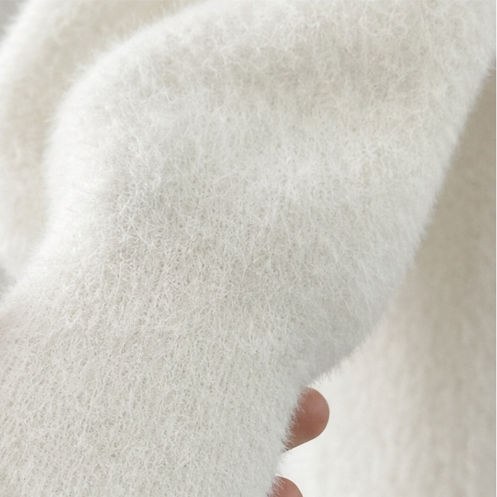Veloura – Mini Sukienka z Fuzzy-Knit i Dekoltem w Serek