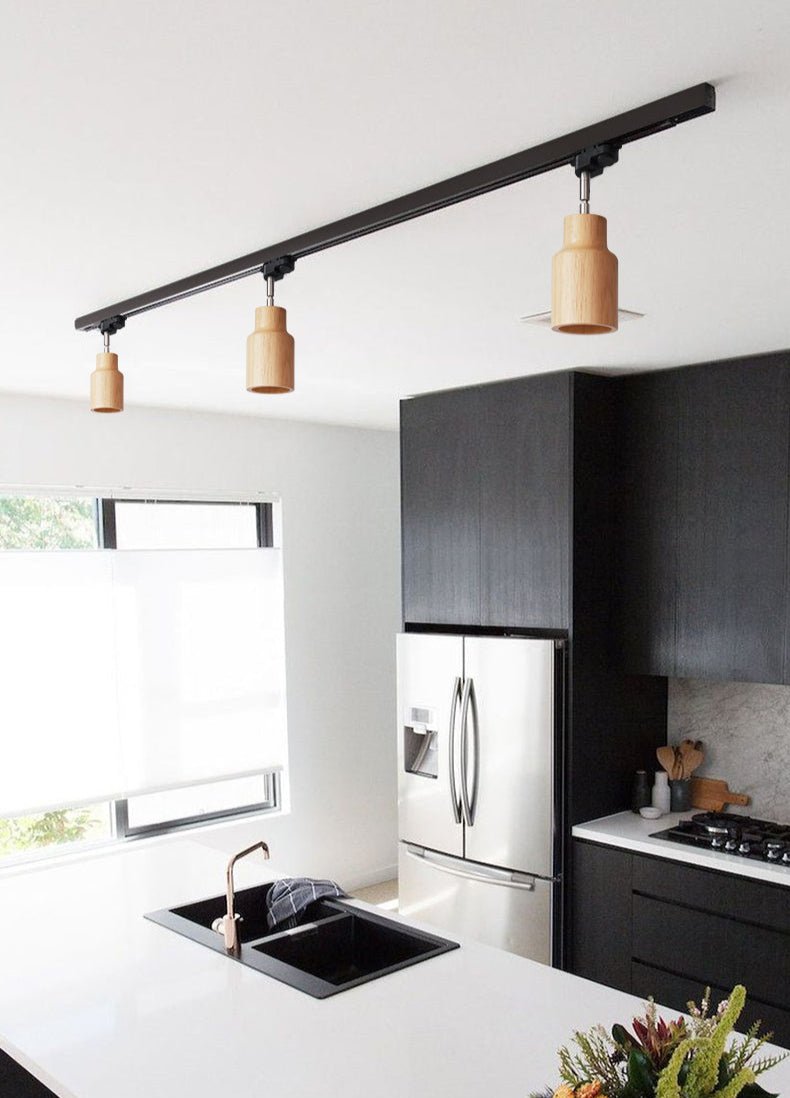 Lampa sufitowa na drewnianym torze