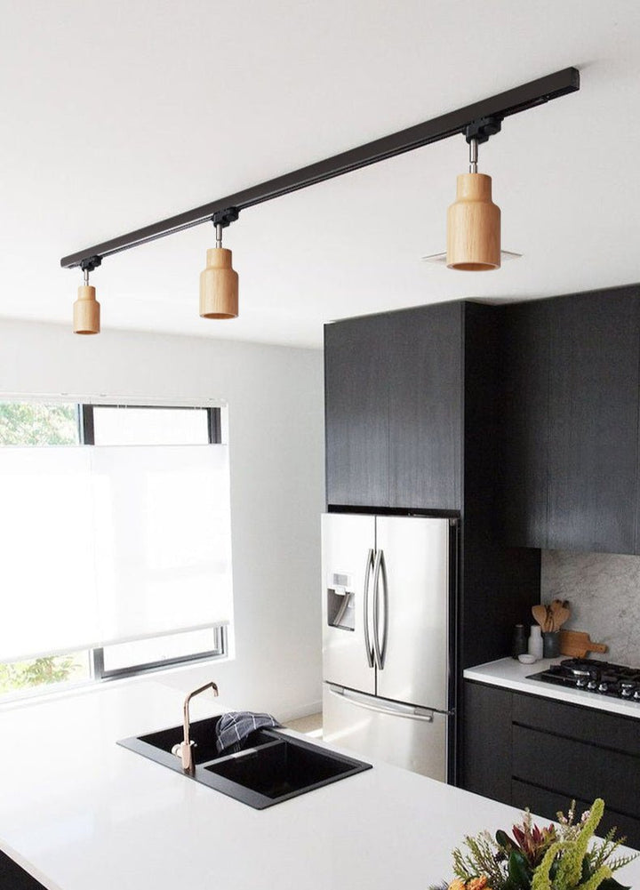 Lampa sufitowa na drewnianym torze