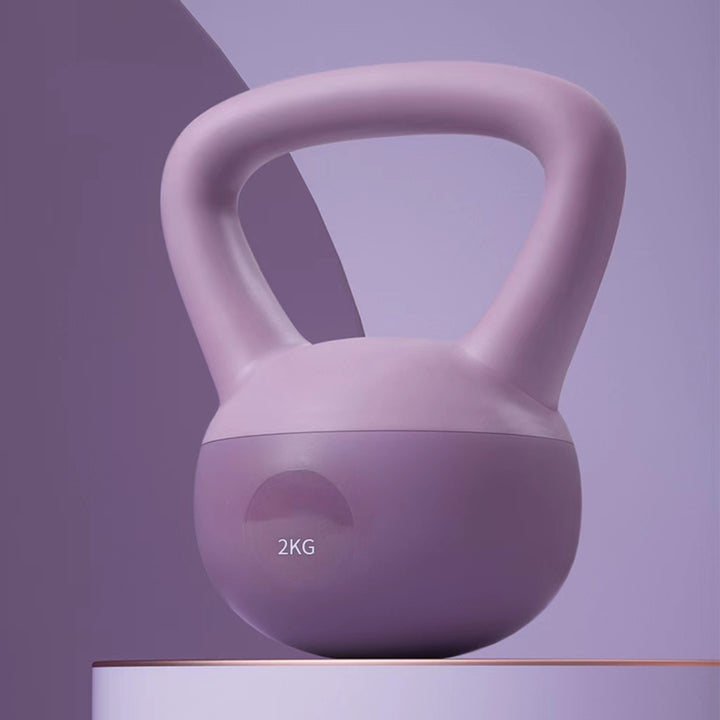 Różowy miękki kettlebell na podłodze