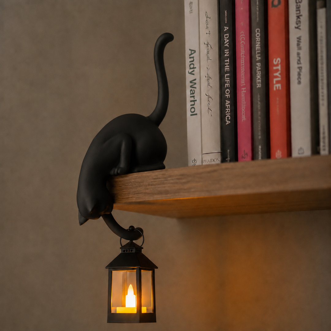 Ledgekit – Figurki kota na krawędzi półki z latarnią LED