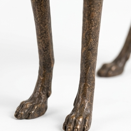 Hound &amp; Heart – Rzeźba Sighthound w Starym Brązie z Wiszącym Sercem