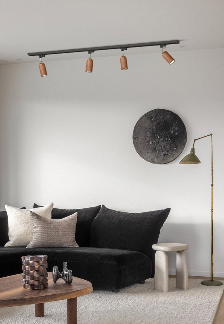 Lampa sufitowa na drewnianym torze