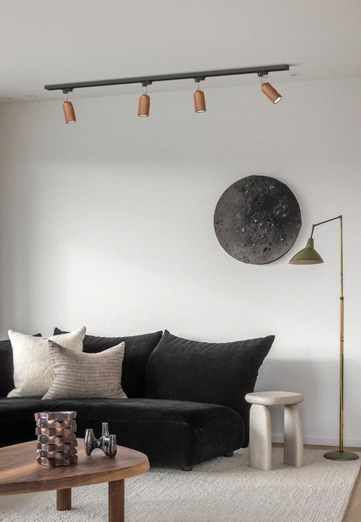 Lampa sufitowa na drewnianym torze