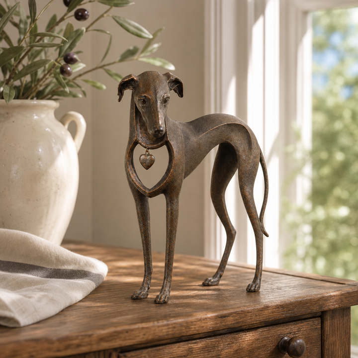 Hound &amp; Heart – Rzeźba Sighthound w Starym Brązie z Wiszącym Sercem