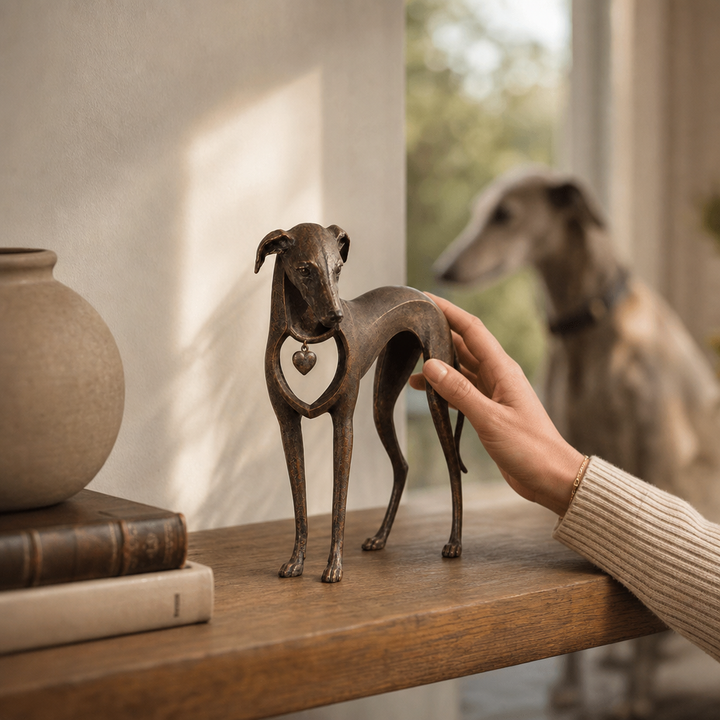 Hound &amp; Heart – Rzeźba Sighthound w Starym Brązie z Wiszącym Sercem
