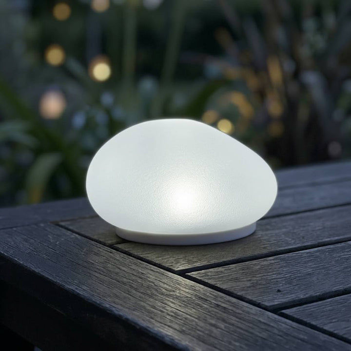 Lumora – Solarna Lampa Ogrodowa, Ciepłe Światło, Odporny na Warunki Atmosferyczne Dekor
