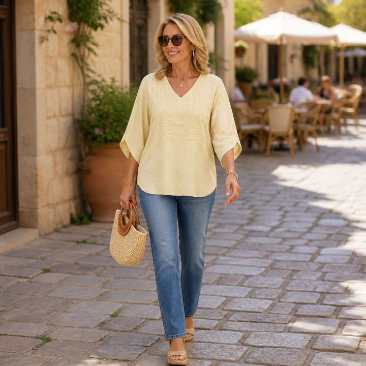 Wearbella – Bluzka z haftowanym dekoltem w serek z koronkowym panelem