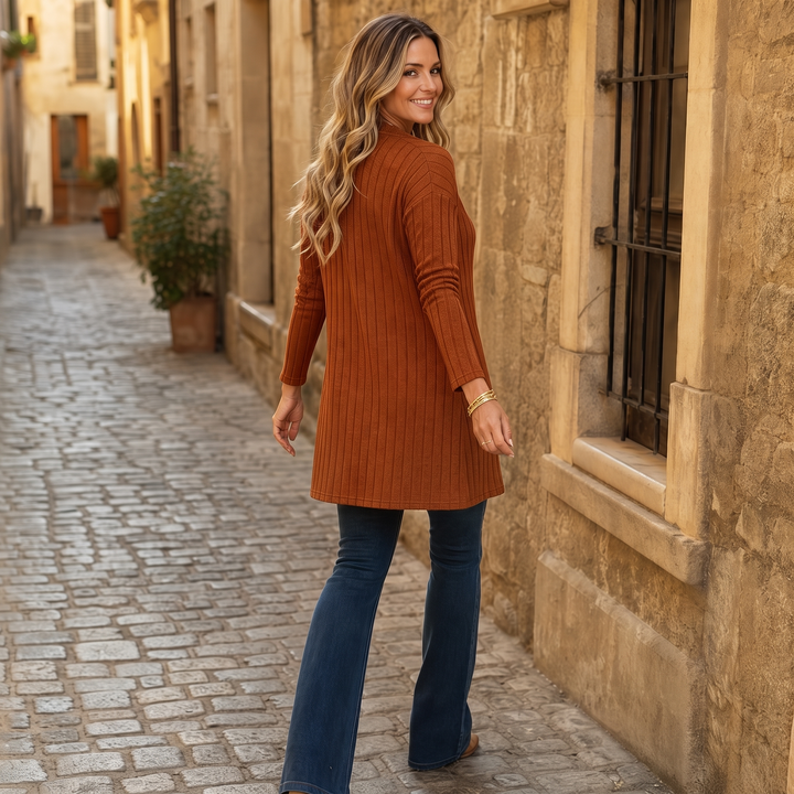 Curvella – Prążkowany top z dekoltem w serek, dopasowany
