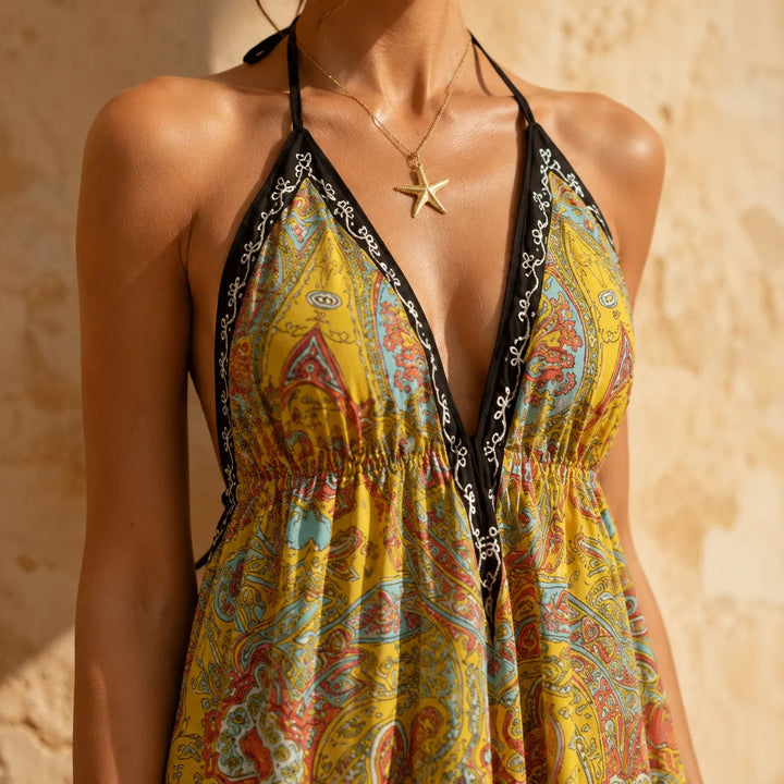 Solivia – Boho sukienka maxi w paisley na szyję z odkrytymi plecami i hemem w kształcie chusty