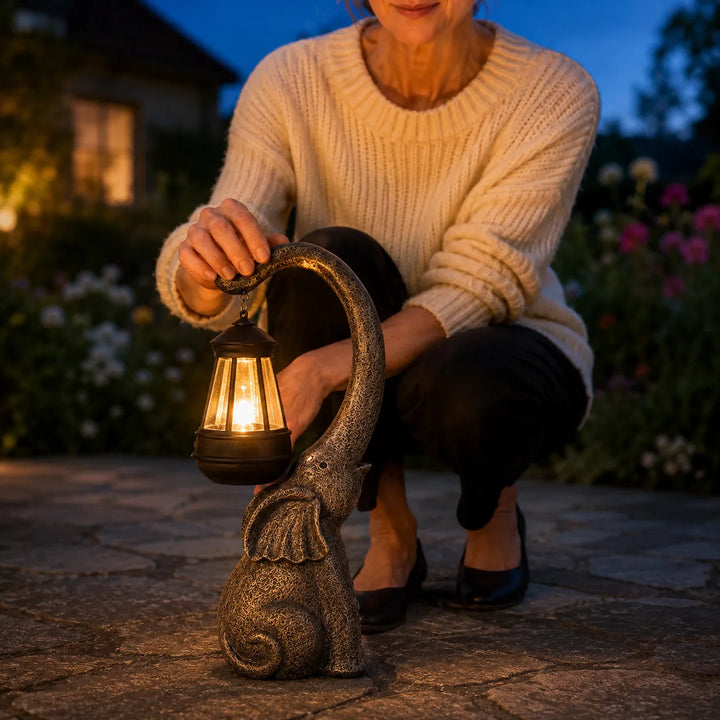 Lumeria – Elektryczna Lampa Słoneczna w Kształcie Słonia w Wykończeniu Starego Brązu