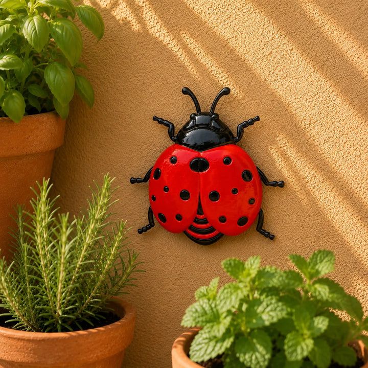 Bloomly – Zestaw dekoracji ściennej z metalu 3D w kształcie pszczoły, motyla i biedronki, ręcznie malowane, odporne na warunki atmosferyczne, 3 sztuki