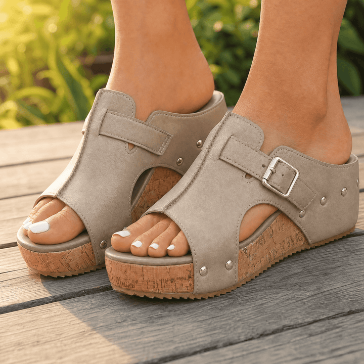 Solana – Retro korkowe sandały na koturnie z detalami w postaci nitów