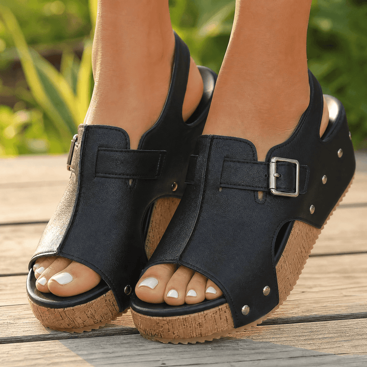 Solana – Retro korkowe sandały na koturnie z detalami w postaci nitów